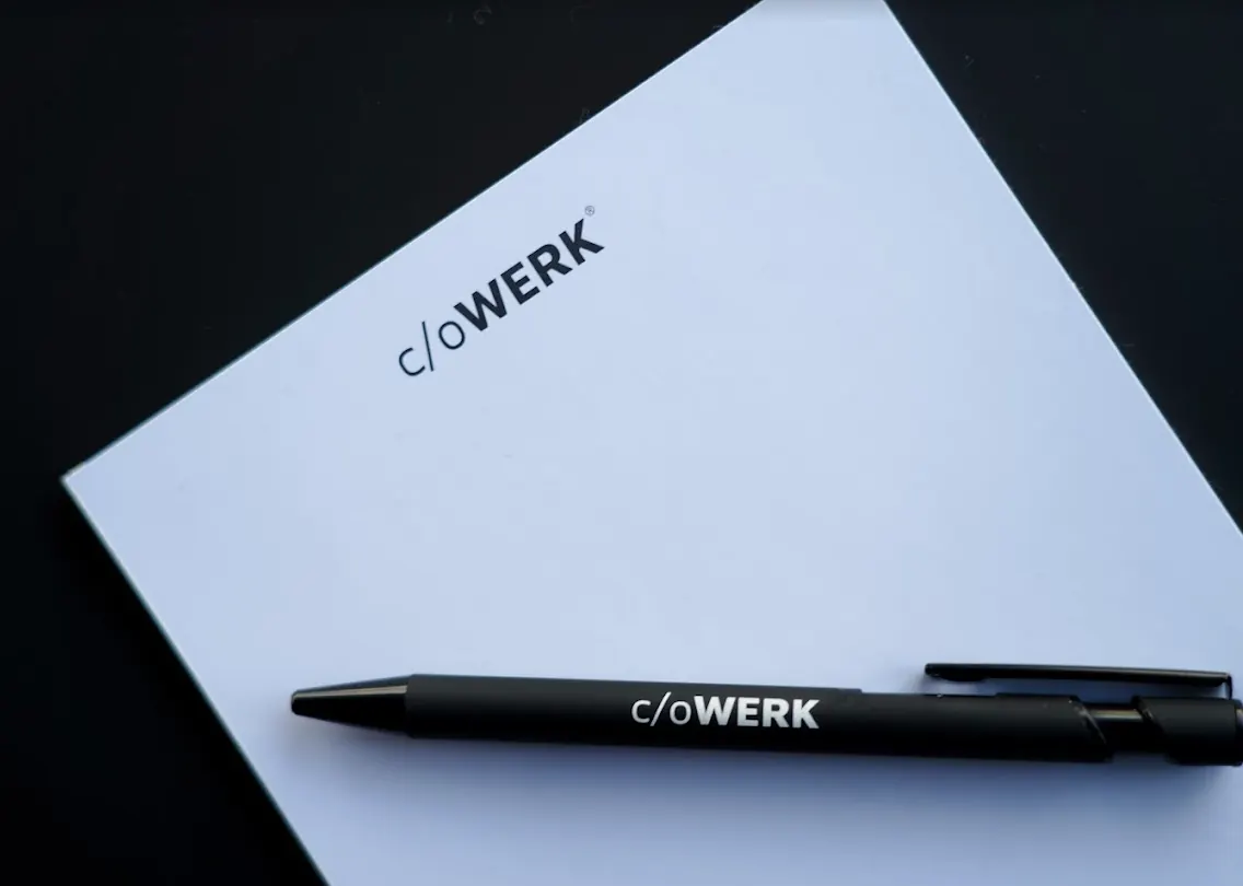 Notizblock und Stift mit c/oWERK-Logo