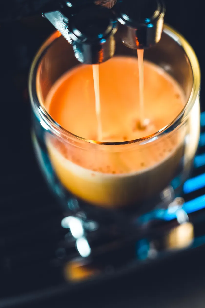 Espresso läuft in ein Glas