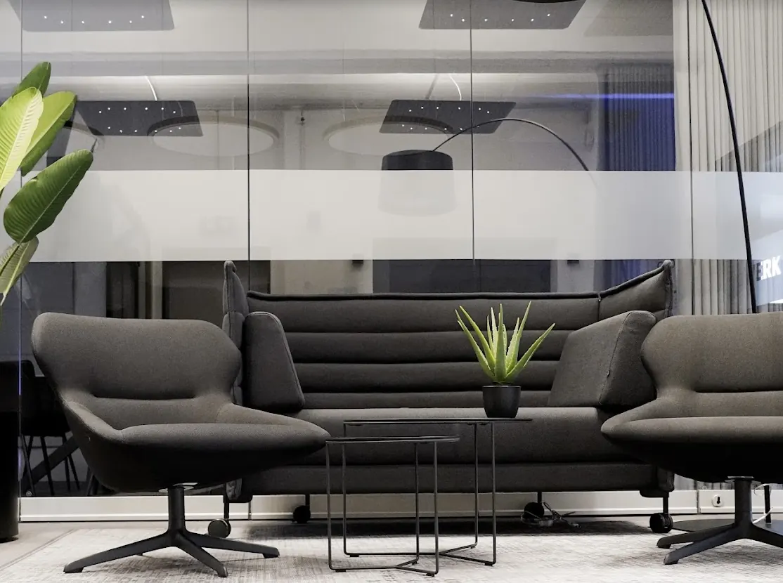 Sitzecke mit Sofa, zwei Sesseln und kleinen Tischen